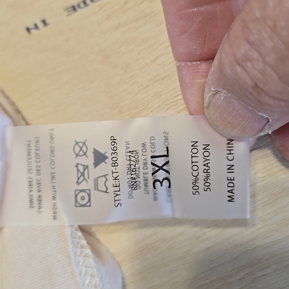 NWT!! Mono B Los Angeles Women's Cream Crop Tee Size 3X Stretchy Embossed - Picture 8 of 8